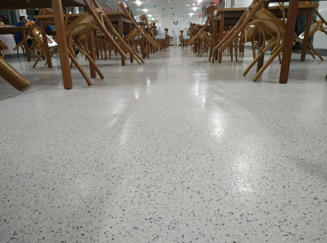 Salão com piso industrial